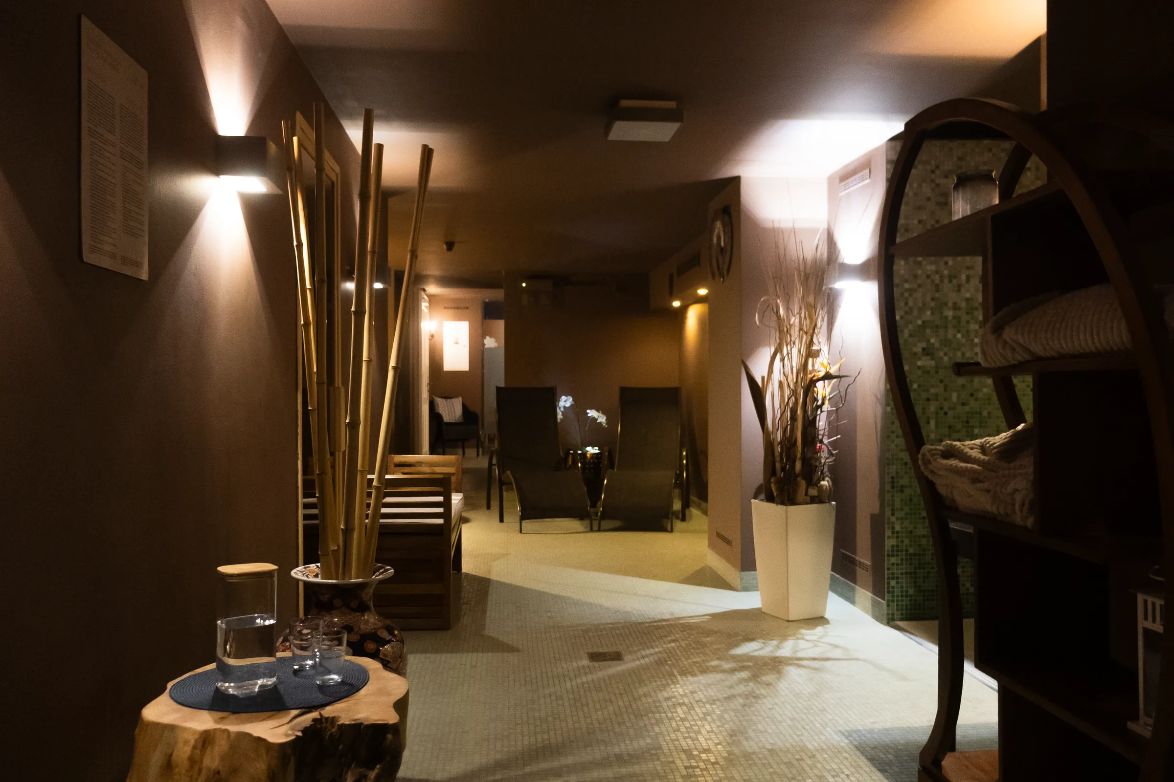 Chodba Pure Spa v Le Palais Art Hotel s bambusovou výzdobou a teplým světlem